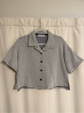 En Saison Short-Sleeve Cropped Shirt Jacket in Cream and Navy Houndstooth